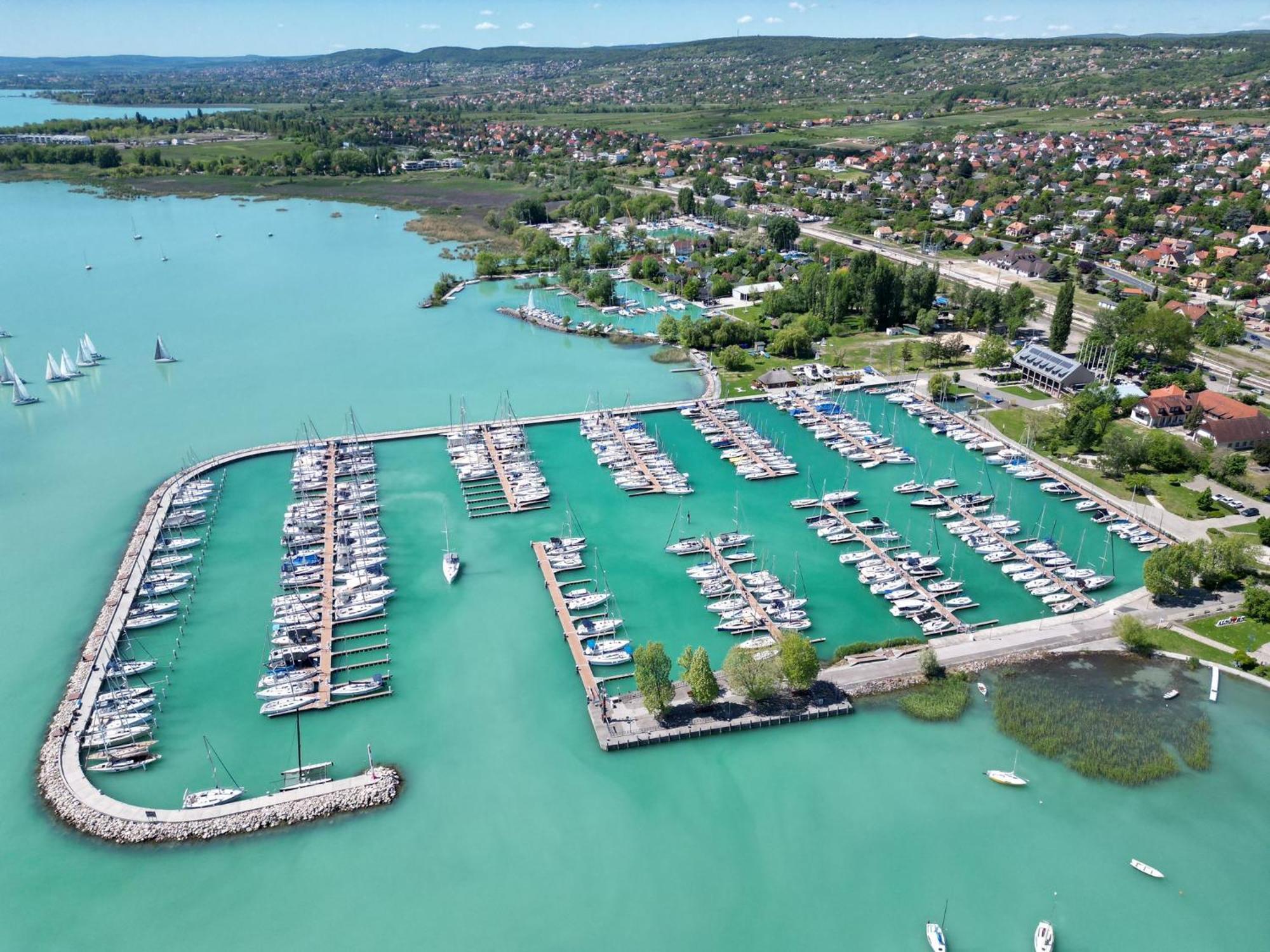 Alsóörs Marina Hotel Exterior foto